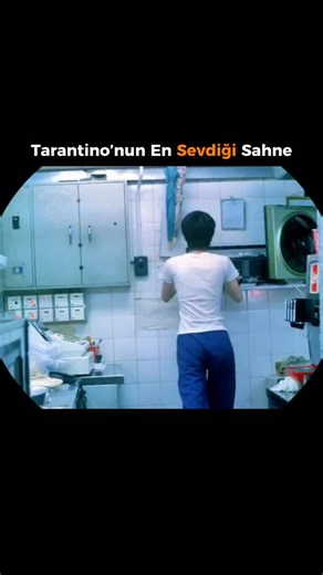 Film Önerileri | Netflix & Dizi on Instagram: "Tayfa, bugün rotayı sinemanın en büyüleyici, en “melankolik” rüyasına çeviriyoruz! ⚓️Quentin Tarantino’nun hayran kalarak Batı dünyasında tanınması için bizzat dağıtımcılığını üstlendiği “Chungking Express”, Hong Kong’un kalabalık sokaklarında birbirine teğet geçen hayatların, biten aşkların ve yeniden yeşeren umutların hikayesi. Wong Kar-wai’nin o meşhur “step-printing” tekniğiyle (hareketli ama donuk görüntüler) bizi içine çektiği bu dünya, bir po