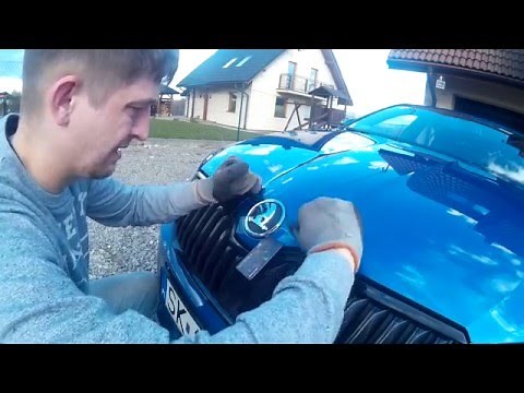 Demontaż przedniego emblematu Skoda Octavia 3