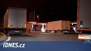 Není kde odstavit kamion, nebezpečně parkují všude. Obce vydírají stát - iDNES.cz