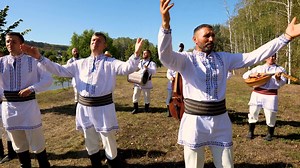 34K views · 1K reactions | ”Azi e zi de sărbătoare” - un cântec despre momentele în care satele noastre prind viață.  Dacă v-a plăcut, vă invităm să-l vizionați și să-l apreciați și pe canalul nostru de YouTube - https://youtu.be/Wm6LN8hx6Gg | Strãjerii Neamului | Facebook