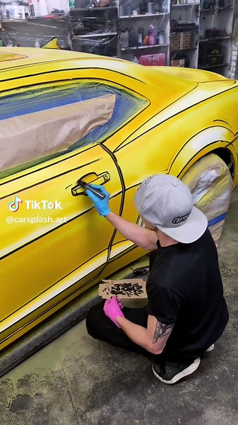Camaro CarSplashART: przemiana z szarego matu w żółte wykończenie