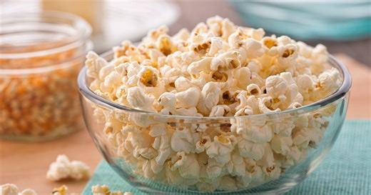 Szukasz przekąski idealnej na filmowy wieczór? Wypróbuj te przepisy na domowy popcorn!