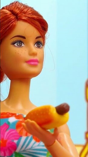 Ken está cocinando perritos calientes. Familia de Barbie y Ken. Vídeos infantiles.