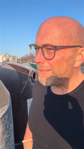 „Schon eine einzige grüne Flasche kann beispielsweise 500 Kilogramm Weißglas verfärben“, sagt Schönmackers Geschäftsführer Udo Hoffmann. Aus gemischtem Glas lasse sich kein neues Weißglas herstellen. „Deshalb ist das sorgfältige Sortieren von Altglas nach Farben so wichtig“, so Hoffmann. Glaubst Du die Mär, dass sich die Betriebe darauf verlassen, dass die Sortierung durch die Menschen 100% klappt. Nein - und deswegen ist es eine Mär, dass die LKW‘s die Sortierung im Container aufrecht erhalten.