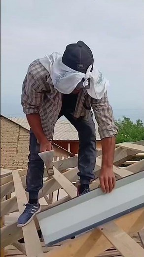 How Pros Install Gutters That Never Leak! 💧#GutterInstallation #ConstructionHacks #RoofingContractor