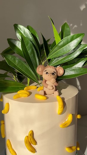 Monkey see, monkey two cake! 🙊 I love how cute the monkey is 😭 #cakedecorating #monkeycake #monkeythemed #cakeart #cake