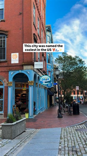 Vira Egelston • Travel Journal on Instagram: "A perfect place for a cozy coastal getaway! 🌊🦞 USA Today named Portland, Maine the coziest city in the US, and rightfully so 🥰 Here are some must-do’s in the area ⤵️ 🦞 Eat a lobster roll at Eventide Oyster Co ⛴️ Take a cruise in Casco Bay ☕ Grab coffee at Tandem Coffee Roasters 🍩 Try a potato donut at The Holy Donut 🚶‍♀️ Walk along the Eastern Promenade 📖 Visit Sherman’s Books for a cozy, old-school bookstore vibe 🦞 Visit Portland Head Light 