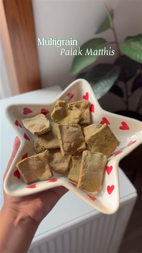 Tanvee Tutlani on Instagram: "Iron Rich, Highly Nutritious Palak Matthis 💚 We absolutely love our tea-time, right? And honestly, what’s chai without matthi! 😋 But since most store-bought ones are loaded with maida and oil, I made these homemade multigrain matthis, crispy, healthy, and just perfect with your evening tea. Check comments for the detailed recipe !! #healthymathi #multigrainmathi"