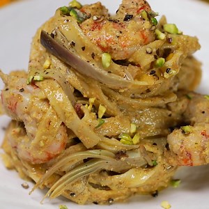 Tagliatelle ai carciofi con gamberi e pistacchi 😍 😍 Ricetta completa 👉 https://altacucina.co/recipes/tagliatelle-ai-carciofi-con-gamberi-e-pistacchi | Al.ta Cucina