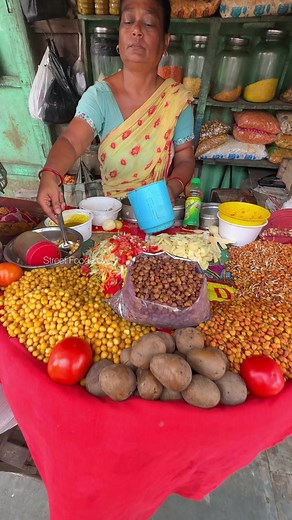 Crazy Aunty Selling Chola Mixed At Indian Rail Station #foryoupage #reels #viralvideos #instagram #viral #food #foodie #foodlover