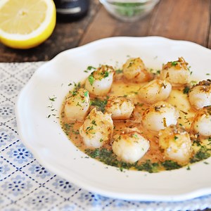 Seared Scallops with Champagne Sauce Recipe - Spain on a Fork