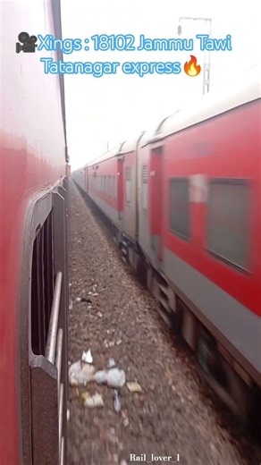 🚆Enjoy Xing with JAT TATA Express near 📍Hathras Jn. 🔥🔥 Guess the speed of train in comment 💬👇