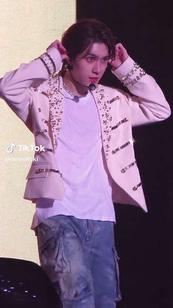 WayV and Hendery's Captivating Performance in Jakarta