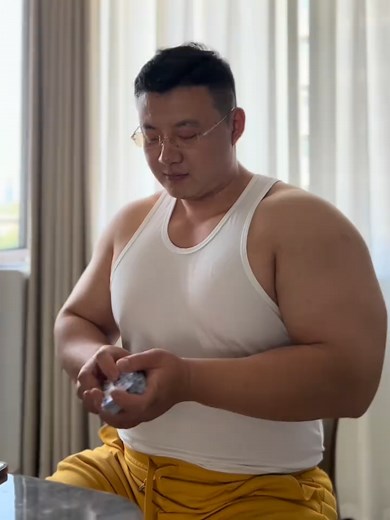 😍😍😍👍 #beefy #massive #bulky #muscle #musclebear #musclehunk #bodybuilder #powerlifter #beefymuscle #muscleflexing #pecs #biceps #workout #motivation