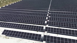 「砂漠の配列の太陽光パネル フィールド」の動画素材（ロイヤリティフリー）3464970331 | Shutterstock