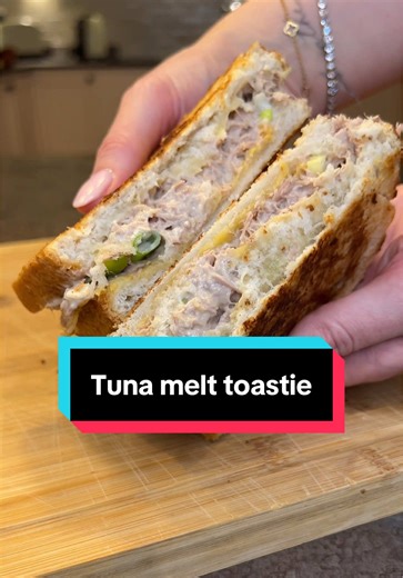 A tuna melt toastie, the perfect high protein comfort food for those days when you cba to cook or all you have in the house is cheese, tuna and bread 😅 📌 498 cals, 41g protein You’ll need: 1 can tuna 30g light mayo 30g reduced fat cheddar (grated) 2 slices bread (I used tiger loaf) 1 tbsp skyr yoghurt 1 spring onion (sliced) Spray of olive oil spray Pepper 1. Drain the tun and mix with 25g of mayo, the yoghurt, pepper and spring onion. 2. Lightly spray the olive oil in a pan over a medium heat