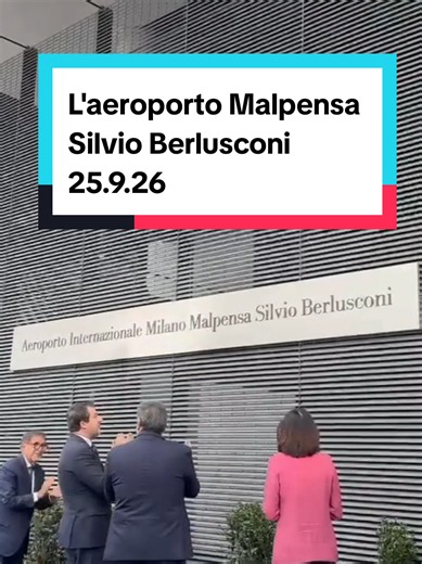 ✈️ 𝗠𝗔𝗟𝗣𝗘𝗡𝗦𝗔, 𝗔𝗡𝗭𝗜, «𝗕𝗘𝗥𝗟𝗨𝗦𝗖𝗢𝗡𝗜» Da oggi l’aeroporto di Milano Malpensa porta ufficialmente il nome di Silvio Berlusconi. La cerimonia di intitolazione si è svolta al Terminal 1, alla presenza delle istituzioni e della famiglia dell’ex presidente del Consiglio. Si chiude così un iter iniziato nel 2024 e passato attraverso polemiche, ricorsi e lo scontro con il Comune di Milano e alcuni Comuni del Varesotto. Lo scorso aprile il Tar della Lombardia aveva respinto i ricorsi con
