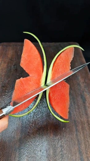 #Cut watermelons into shapes you can't afford! #WatermelonCuttingMethods #EasyToLearn #