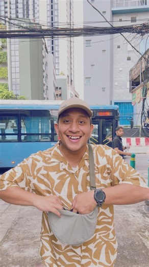 Aiman Alif | Travel & Lifestyle Content Creator on Instagram: "Okey kalini aku dah janji dengan diri aku taknak boros kalau pergi Bangkok 🥹 Tapi tula, sejak kita boleh guna MAE app untuk Scan & Pay like a local, tangan memang gatal je nak scan QR beli baju lawa-lawa 😭 Best guna feature ni, tak risau kalau cash takde, rate pun lagi murah dari kalau kita convert cash kita di mana2 cash converter. Semua nya memang betul2 hujung jari je nak spend duit dekat Bangkok ni sekarang 🙆🏻 Korang yang bel