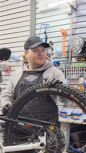 ​Lors d'un entretien, mon premier réflexe est toujours de vérifier la roue arrière. Résultat ? Un pneu monté à l’envers et des rayons dépareillés suite à une réparation de fortune l'an dernier. On a appelé le client pour corriger le tir et repartir sur des bases solides. #entretienvelo #petitdetail #valleedurichelieu #beloeil