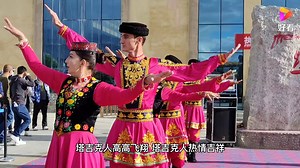 新疆塔吉克族，我国原生白种人，美女们金发碧眼现场跳舞太美了，我出生的是新疆，我是安庆，也是新疆的混血儿