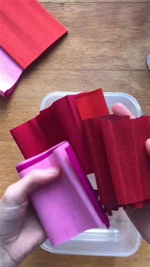 Art,Craft on Instagram: "How I colour my paper a dark burgundy - one of my favorite colours! ☺️ I used crepe paper + black ecoline ink ✂️ Here I colored some german doublette and some italian 90 gram paper - but you can use any kind of red or pink crepe paper! 🚨🌹🍒🩷🎀🌷don’t hold back with the black ink. It needs quite a lot! 🖤 The flowers are hellebores - I have a video tutorial for all steps in making them ✂️ Link is in my bio ☺️ #asmr #asmrcrafting #paperflowers #papirblomster #papirbloms