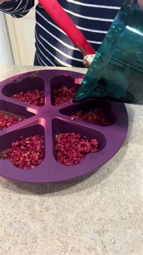 Un dessert aussi beau que délicieux ❤️ Un cœur glacé à la framboise, enrobé de chocolat fondant, pour faire fondre celui ou celle que tu aimes. #tupperware #recette #dessert #dessert #cuisine