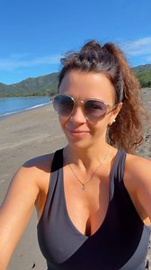 Voici la plage du Riu Guanacaste au Costa Rica 🦜🌴un vrai petit paradis.Le sable est doux et il n’y a pas de grosses vagues puisqu’on est dans une baie. C’est parfait pour marcher pendant des heures.À 5 minutes de marche, tu arrives au Monkey Bar, avec plein de petits singes trop mignons 🐒💛.Et à 1 heure de marche, une plage cachée en pleine jungle t’attend un vrai paradis sauvage.Il me reste quelques places pour la relâche restez à l’affût pour les prochains !Gros coup de cœur pour moi, j’ai 