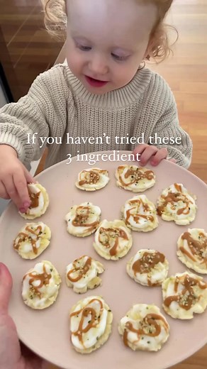🍌Frozen Banana Yogurt Bites 🍌 12 months 👶🏼 Makes 15 slices These are a great heathy snack, especially while teething! I’ve seen so many different variations of these and thought we had to give them a try and they were so nice 😋 Ingredients 1 large banana 3 Tbsp of coconut yogurt (plain or vanilla) 1 Tbsp of peanut butter or other seed butter 1 Tbsp of hemp seeds (or chia seeds; optional) How to: 1. Slice a banana into .75-1cm slices (the thicker they are the bigger they will flatten down to