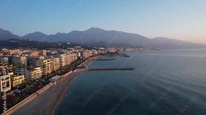 Roquebrune Cap Martin et Menton au lever du soleil - la plage et la montagne Alpes Maritimes France