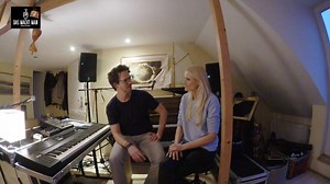 Martin im Interview! Die wunderbare Speakerin und Autorin Henriette Frädrich war bei mir zu Besuch und hat mir sehr herausfordernde Fragen über mein Leben als Musiker gestellt. Daraus ist dieses sehr ehrliche Interview entstanden, dass Euch hoffentlich ein paar Fragen beantwortet und zugleich noch neugieriger macht... Viel Spass damit! :) Die letzten Karten für das große Konzert diesen Samstag in Berlin erhaltet Ihr übrigens hier: http://tinyurl.com/philharmoniekonzert Mehr spannende Interviews 