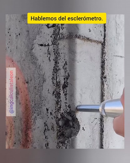 El esclerómetro, martillo de Schmidt (Por Ernest Schmidt, 1948), Rebound Hammer o concrete test hammer es un ensayo no destructivo que funciona golpeando la superficie del concreto con un martillo impulsado por un resorte y midiendo la velocidad de rebote para determinar la dureza e indirectamente la resistencia superficial del material. Este dispositivo se utiliza principalmente para evaluar la uniformidad del concreto en una obra, identificar zonas de baja resistencia, determinar el momento ad