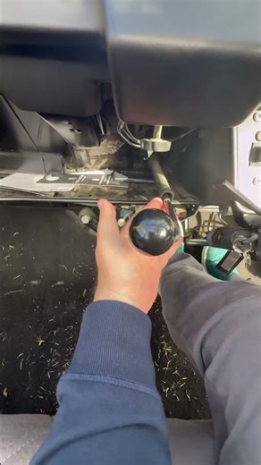 How do you shift a Citroën 2CV??