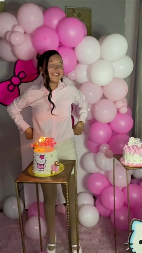 No se como explicar lo afortunada que soy gracias mami y papi por todo el esfuerzo que hicieron para darme ese detalle sus sacrificios y apoyo significa mucho para mi también agradezco a mi hermana por estar siempre a mi lado y por ser cómplice de mi mami y Papi de verdad me sorprendieron no me lo esperaba💘💕🥹. Gracias a los tres por hacerme muy feliz los amo con mí vida 🧑‍🧑‍🧒‍🧒💘🥹🫶🏻#paratiiiiiiiiiiiiiiiiiiiiiiiiiiiiiii #familia #losamo @E U S I M A R 👩🏽