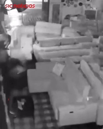 Direto Portugal on Instagram: "A passagem da depressão Kristin deixou um rasto de destruição em todo o país, com muita chuva e rajadas de vento que ultrapassaram os 178 km/h. Câmaras de videovigilância de uma loja de móveis no Montijo mostram bem a violência da tempestade. #tempestade #meteorologia #portugal #vento #depressaokristin news sicnoticias"