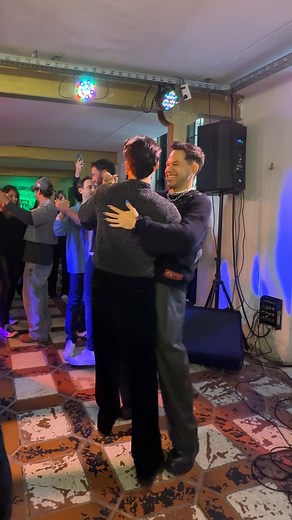 Y este es nuestro tercer día en Buenos Aires. De verdad, niños, amamos que ahora @airbnb tenga experiencias para complementar tu viaje 🧡 y ¡oigan! en Argentina solo comen 😂 #airbnbpartner | Jose & Cami