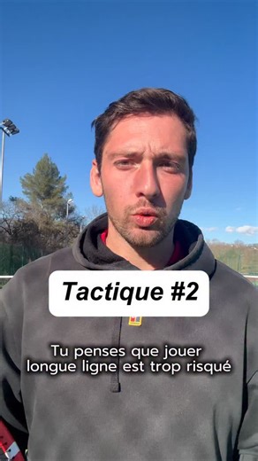 Loenan | coach tennis on Instagram: "🎾 Le long de ligne : risqué ? Pas si tu sais quand l’utiliser. Beaucoup de joueurs l’évitent… 👉 Pourtant, bien choisi, c’est l’un des coups les plus efficaces pour gagner des points. Dans ce réel, je te montre 3 situations clés où jouer long de ligne fait vraiment la différence 👇 ✔️ exploiter le point faible de l’adversaire ✔️ finir le point quand tu es en position favorable ✔️ orienter l’échange vers ton point fort 👉 Ce n’est pas une question de puissanc