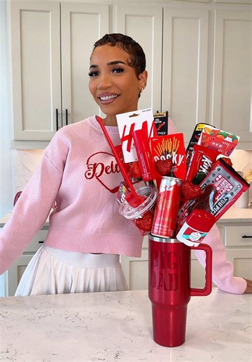 Valentine’s gift idea for your boo! ♥️ But also great for anybody and any occasion! Just switch up the color scheme! #MensValentinesDayGiftIdeas #MensGiftIdeas #TumblerBouquet #GiftCardBouquet #StanleyBouquet