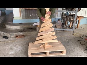 Outdoor Christmas Trees Made from Pallet Wood are Creative and Attractive Christmas Decorations