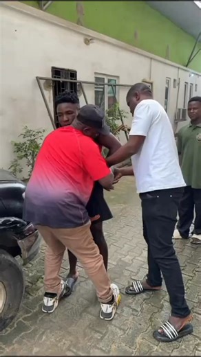 An InDrive rider japa with the phone wey dem say make he deliver!! He don even activate the iPhone, set it up as his own (as you can see his pictures as wallpaper)............. | Baba Oni Dundu