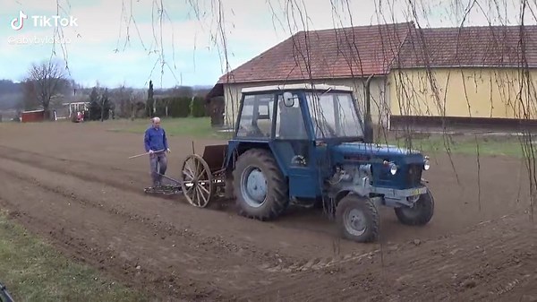 Zetor 6211 RECORD - setí pomocí sečky za koně 💙💚🤎 #zetor #zetorlove #farmlove #sowing #sowingwheat #setí #bořitov #zetorpower #zetorforever #retro