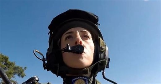 28η Οκτωβρίου: Το αγέρωχο βλέμμα της χειρίστριας άρματος μάχης στη στρατιωτική παρέλαση της Θεσσαλονίκης [βίντεο]