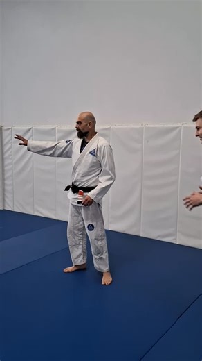 Simple deflection to create an angle to access the back #pedrosauer #bjjmelbourne #selfdefense #leveragejiujitsuacademy #pedrosauerteam #bjj | Leverage Jiu Jitsu Academy | Facebook