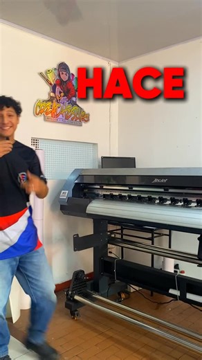 ¿Conocías esta máquina? Es un plotter de impresión digital, diseñado para imprimir en gran formato con alta definición y colores que impactan. Ideal para avisos, lonas, vinilos y publicidad que sí se ve. #contenido #impresión #contenidoeducativo #creadhesivos #maquinaplotter | CreAdhesivos
