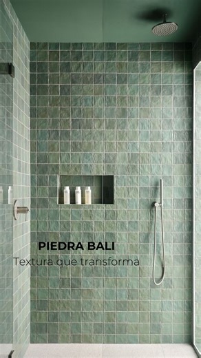 ¿Pensabas que la Piedra Bali era solo para piscinas? La verdad es que muchos la están eligiendo también para baños porque aguanta humedad, no se vuelve opaca y le da un toque distinto al espacio. Cuando toca el agua, toma un verde más profundo y queda increíble en duchas, paredes y detalles. Si estás buscando un revestimiento que combine estética y durabilidad, vale la pena tenerla en cuenta. Los esperamos vía Whatsapp o en Viamonte 1831, Lanús y muy pronto en Canning para asesorarte. | Acon Mat