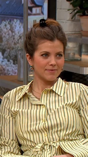 “Kysstes första dagen bakom kameran.” Linn och Simon från Bonde söker fru delar med sig av känslorna under programmet och hur deras relation har utvecklats efteråt 💌👩‍🌾 Hela intervjun finns på TV4 PLAY! | Nyhetsmorgon