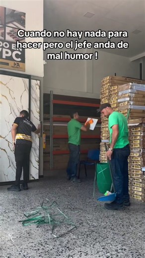 Decorart Diseños & Acabados on Instagram: "😴 Todo estaba tranquilo… 😡 Llegó el jefe 🏃‍♂️ Todos buscando algo qué hacer 😂 Cosas que solo pasan en Decorart – Estucos y Pinturas del Siete 📍 Cra 36 #26C-63, barrio Siete de Agosto – Villavicencio ❤️ Dale me gusta, 🔁 comparte y 👀 síguenos para más videos de humor y acabados 🛠️😎 #viral #humor #marketing #reelscolombia #reelinstagram"