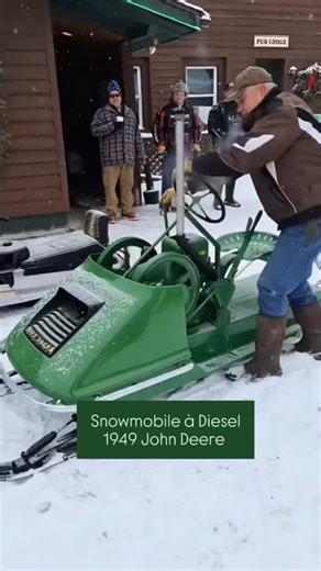 Wagner Polo on Instagram: "Snowmobile dos anos 40 movido à Diesel da John Deere restaurado e depois enviado ao museu da fábrica. . #snowmobile #diesel #neve #carrinho #johndeere #EUA #motor #engine"