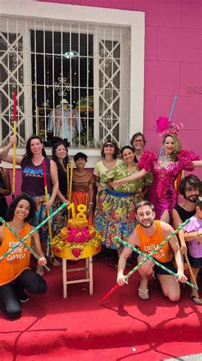 Grupo Andora 🇧🇷 on Instagram: "Nos 18 anos da Casa da Stael, Sabrina @sabri.lu.ciano conduziu a oficina de "Bate-Flechas"; uma manifestação cultural típica da região sul do Espírito Santo. A oficina encerrou, com muito estilo e alegria, no Centro de Vitória, o segundo semestre de 2025 da Escola Livre de Dança do Grupo Andora @grupoandora integrando a programação de comemoração de aniversário de 18 anos da @casadastael . Até 2026! #bateflechas #casadastael #grupoandora #espiritosanto_es"