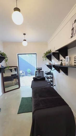 Jou makeup kan net so goed lyk soos jou vel - so invest EERS in jou vel voor jy duursame makeup produkte koop❤️ Ek doen my facials by @houseofkieulder in Menlopark🙌🏻 #viral #reels #chemicalpeel #smaakmakers2025 | Mionette Short